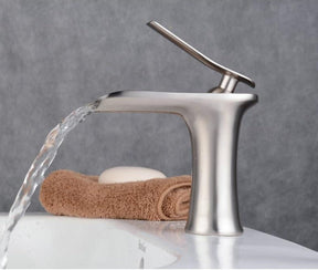 Moderne Wasserfall-Badezimmerarmatur – Stil & Eleganz