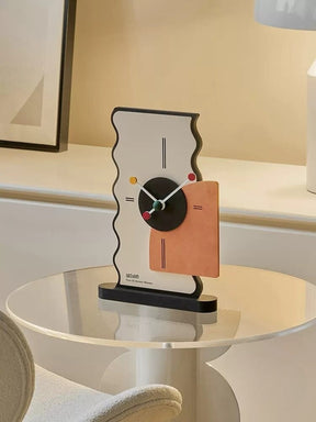 Digitale Wanduhr mit geometrischem Design